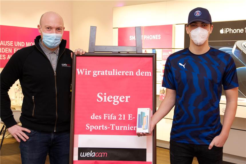 Großes Fifa-Turnier: Nach über 400 Spielen steht ein Schalke-Fan oben Michael Haan (r.) gewann das E-Sport-Turnier von RW Nienborg und Eintracht Ahaus. Als Preis erhielt er ein Smartphone vom Sponsor des Turniers.