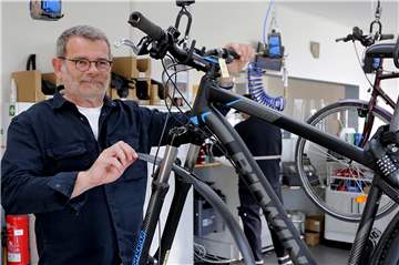 Michael Halberstadt, hier in der Radstation der Halterner Jugendwerkstatt, ist beim Caritasverband Ostvest für Arbeitsmarktintegration zuständig.