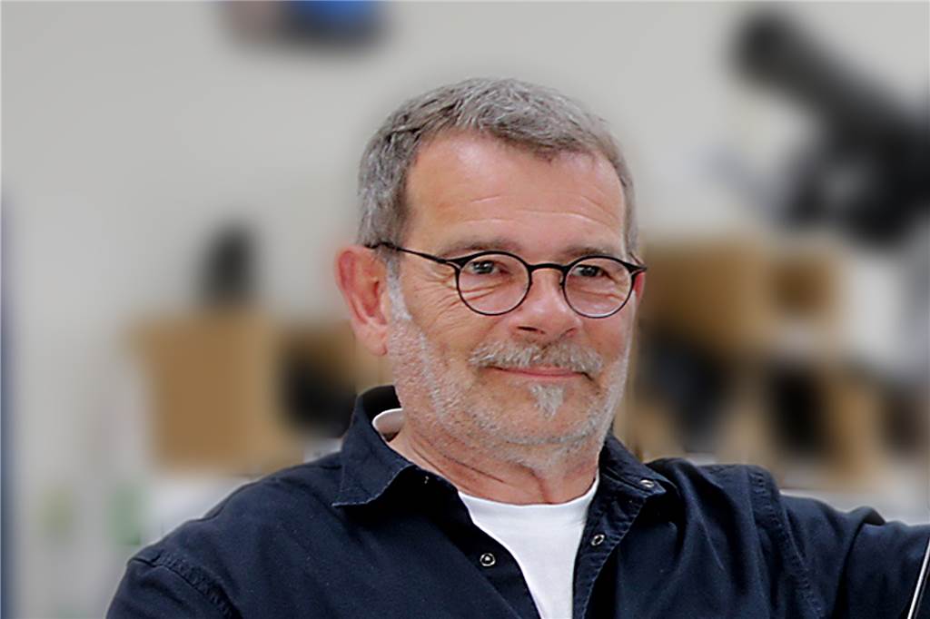 Second-Hand in Haltern: Schön ist, was gefällt und preiswert ist Auf dem Foto ist Michael Halberstadt zu sehen. Er grinst und sein Kopf sich leicht seitlich ausgerichtet.