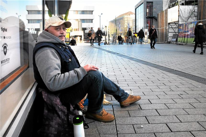 Bettelnder Hartz-IV-Empfänger darf 200 Euro behalten Michael Hansen lebt schon länger in Dortmund und findet: Der Rummel um seine Person hat sich gelohnt.
