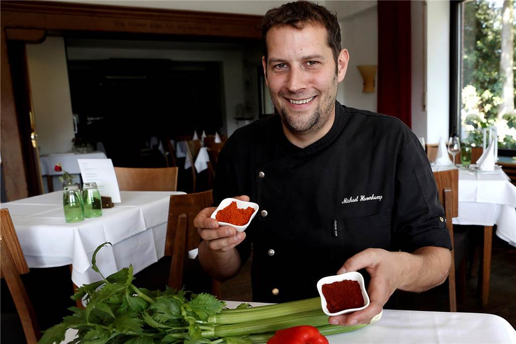 Michael Haverkamp mit Kochzutaten