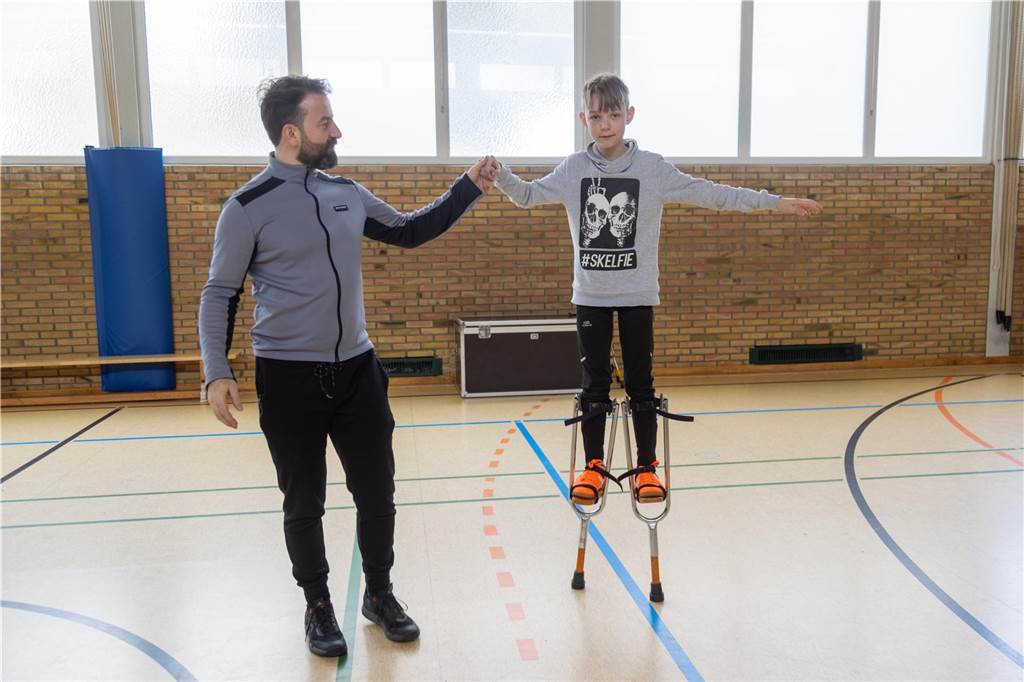 Junge balanciert auf Stelzen in Heek