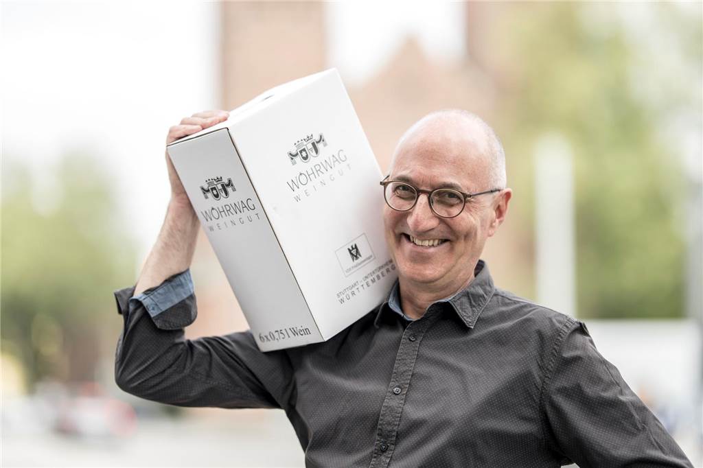 Neues Unternehmen: Das Traubentaxi liefert Weine auf Bestellung Michael Hermann trägt eine Weinkiste auf der rechten Schulter.