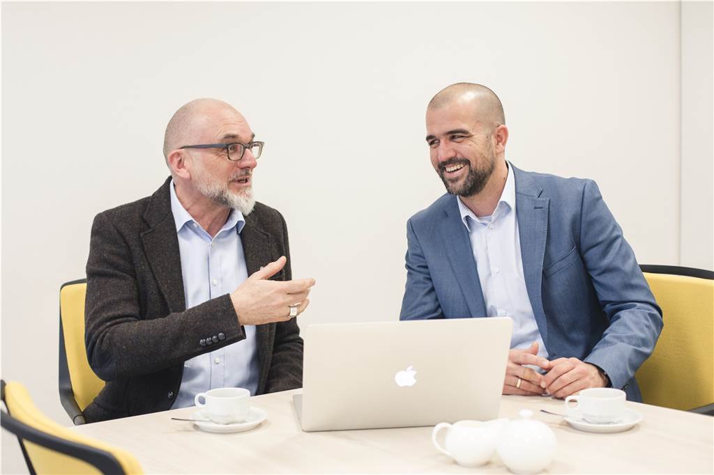 Michael Hilbk (l.) und Niels Hakenes sehen Bewertungsportale für Schulen und Lehrer sehr kritisch.