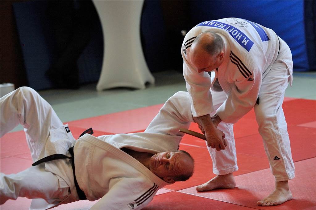 Halterner Vereine zeigten Kampfkünste um damit Begeisterung zu wecken Michael Hoffmann (r.) und Dieter Münnekhoff zeigten die japanische Kampfkunst Kata.