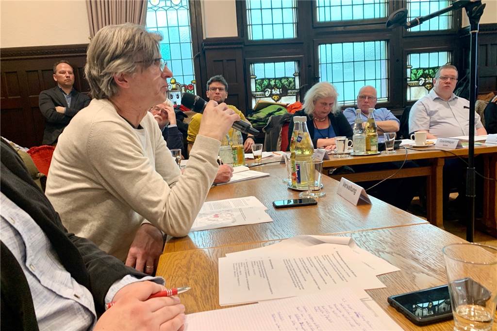 Ein Dorf kämpft um seine Mitte: die historische Straßenführung ist einmalig in Dortmund Michael Holtkötter von der Denkmalbehörde in Dortmund war in der Sitzung der Bezirksvertretung zu Gast.