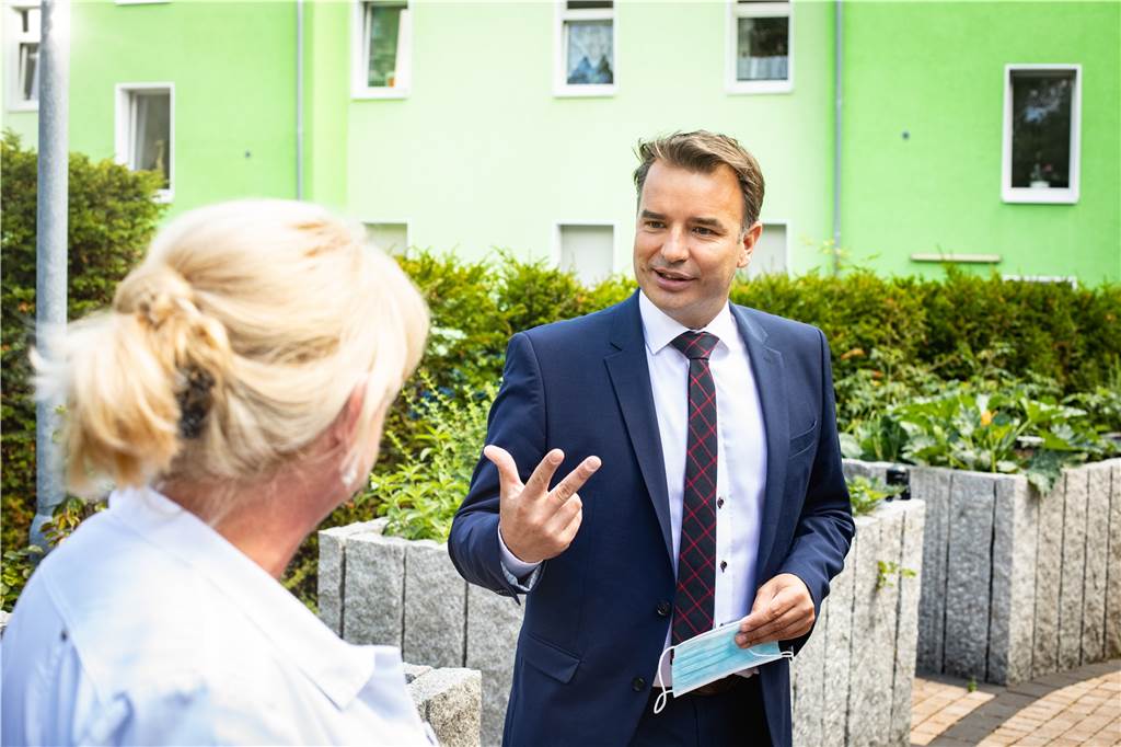 Mann gegen Mann: Was die beiden Landratskandidaten vorhaben Michael Hübner (SPD) möchte, dass in jeder Stadt ein direkter Ansprechpartner des Kreises greifbar ist, auch bei der KFZ-Zulassung.