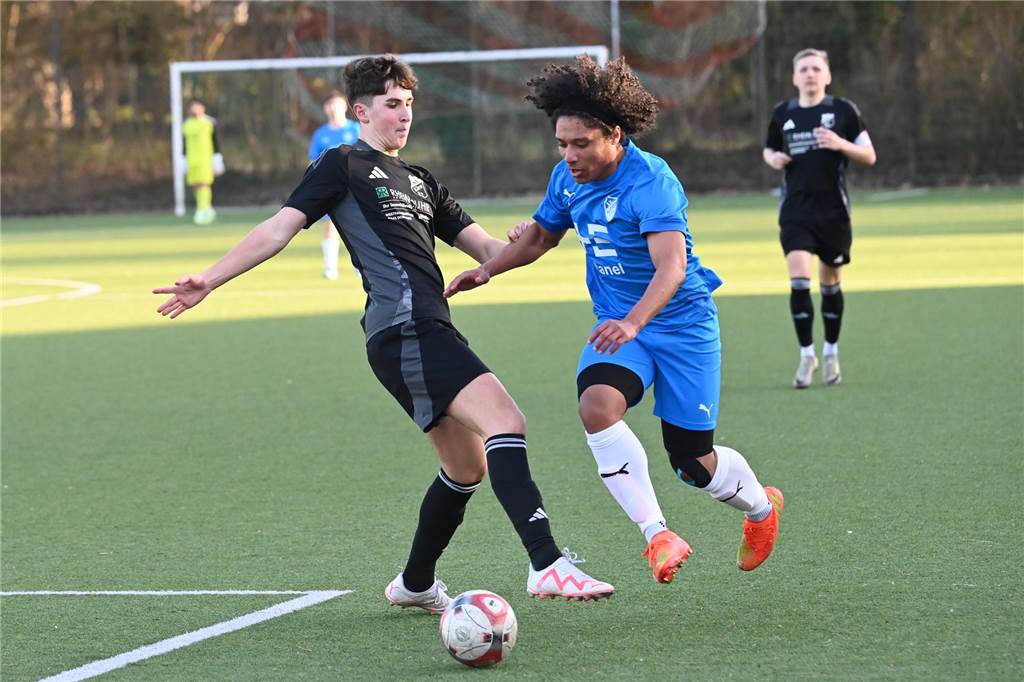 Ekici wechselt sich selbst ein: BW Alstedde schult SV Körne mit 8:0 ein Michael Iduozee läuft an seinem Gegenspieler vorbei.