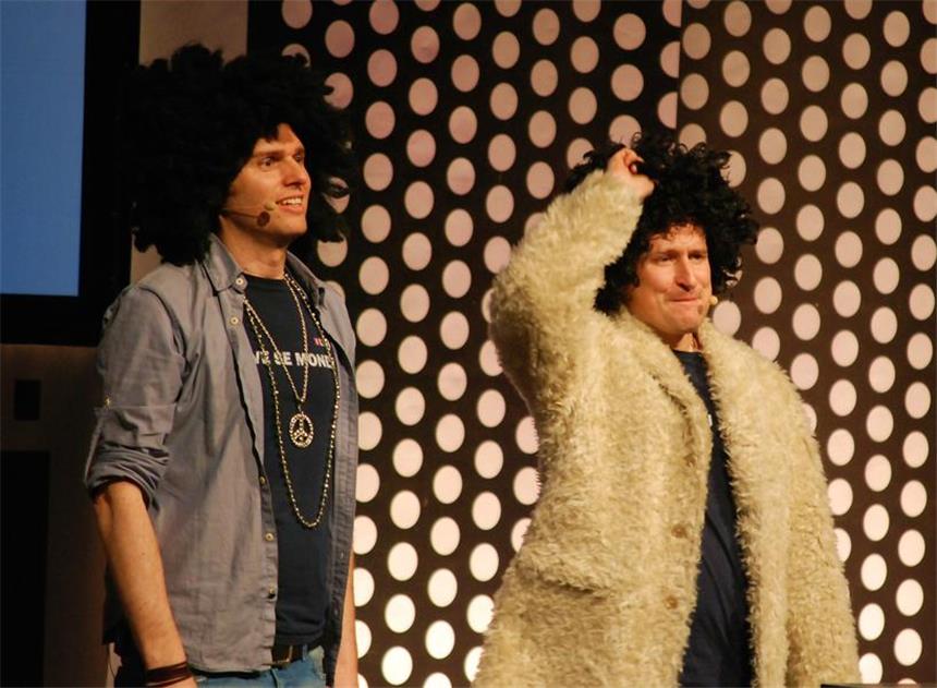 1Live O-Ton-Charts-Show überzeugt nur teilweise Michael Imhof (l.) und Olli Briesch versuchten sich unter anderem als Gangster-Rapper.