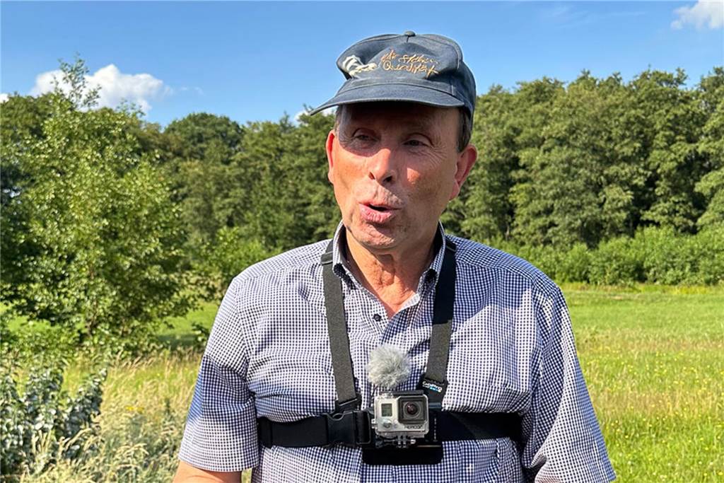 Jungstörche in Schwieringhausen beringt: Informationen über Flugrouten Ornithologe Michael Jöbges auf der Weide im Naturschutzgebiet Siesack in Dortmund-Schwieringhausen.