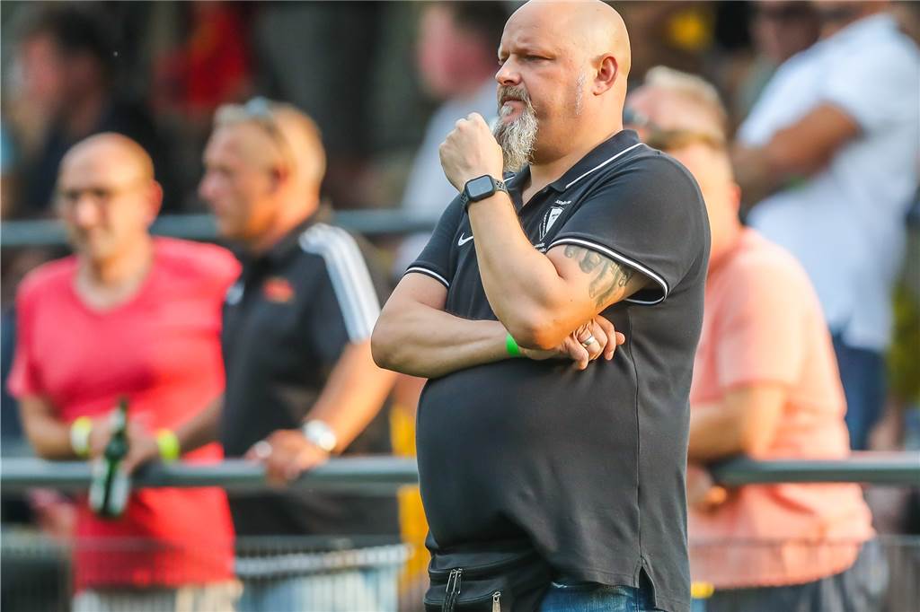 Dortmunder Team startet mit Niederlage, ist jetzt Spitzenreiter und hat den Top-Torjäger Michael Kalwa trainiert die Dortmunder Löwen.