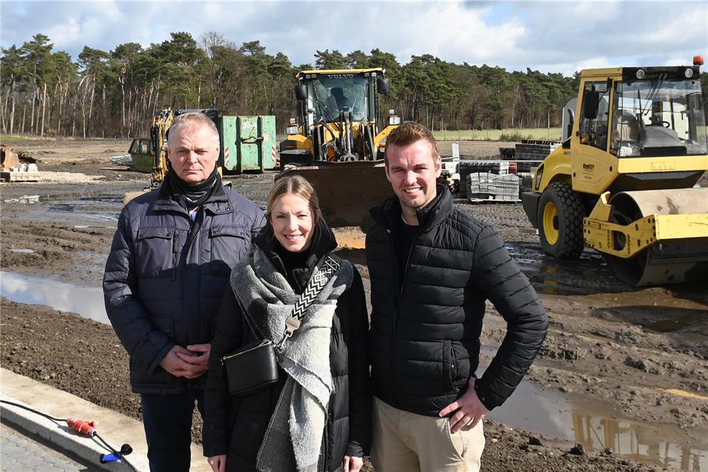 Entsorgungsbetrieb Bolz wird Levi’s erster Nachbar im Industriepark Michael, Kathrin und Christian Bolz vor ihrem Firmengrundstück im Industriepark Große Heide.