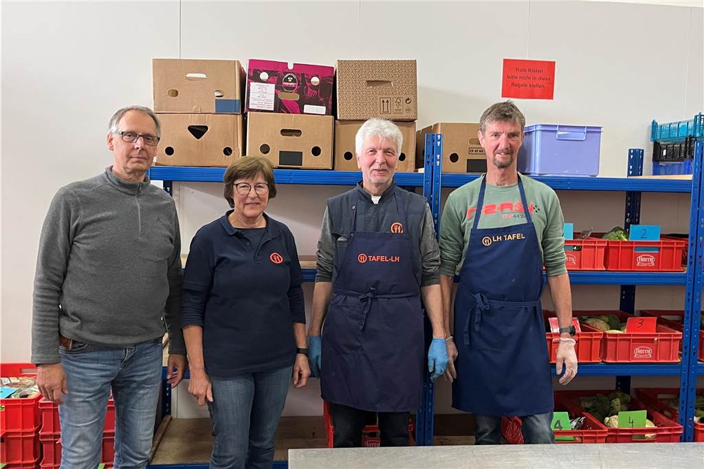 Tafel für Olfen und Nordkirchen hat noch Plätze: „Hemmschwelle hoch“ Michael Klaus (v.l.), Gisela Henke und die beiden Helfer Jürgen Thoke und Willi Wilner mit hochgekrempelten Ärmeln engagieren sich bei der Tafel.