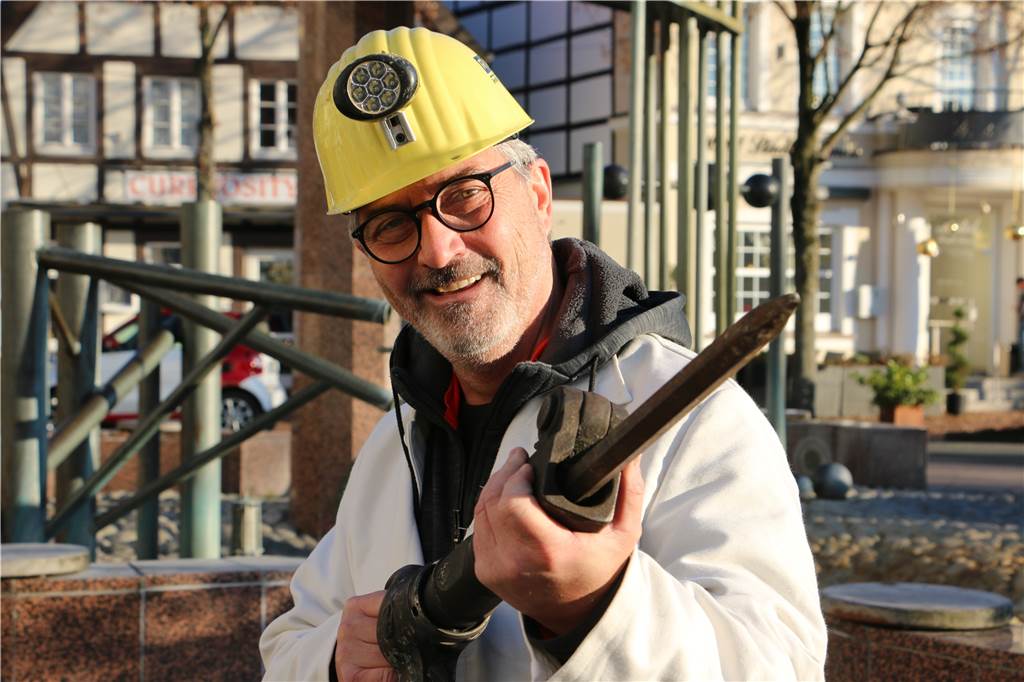 Radio Ruhrpott und das große Ziel: Aufführungen an jedem Wochenende Michael Klossek mit einem historischen Abbauhammer, auch Pickhammer genannt, der viele Kilogramm schwer ist. Auch das Radio-Ruhrpott-Musical will ein Schwergewicht in der Kulturszene werden. "Wir wollen die Tradition wertschätzen, ohne Rückwärts-Gejaller, dafür mit dem Blick nach vorn."