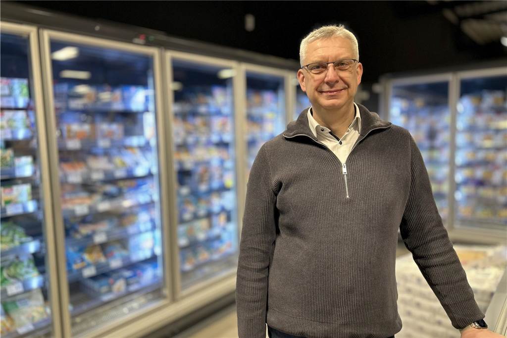 Wiedereröffnung von Rewe Krummenerl: Mehr Auswahl in modernem Ambiente Michael Krummenerl im Bereich Tiefkühlkost