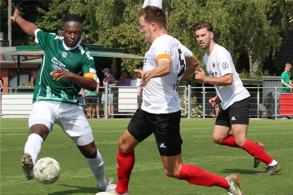 Holzwickeder SC holt sich Dortmunder Defensivmann : Flinker Rechtsverteidiger Michael Kuhfeld (l.) vom VfR Sölde schließt sich im Sommer dem Holzwickeder SC an.