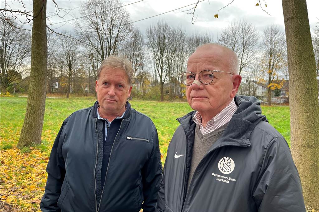 Dortmunder Löwen: Lange geforderter Parkplatz kommt vorerst nicht Michael Lange und Hans Walter von Oppenkowski (v.l.) wünschen sich einen Parkplatz auf der Grünfläche zwischen Hannöversche Straße und dem Sportplatzgelände - wohl vergebens.