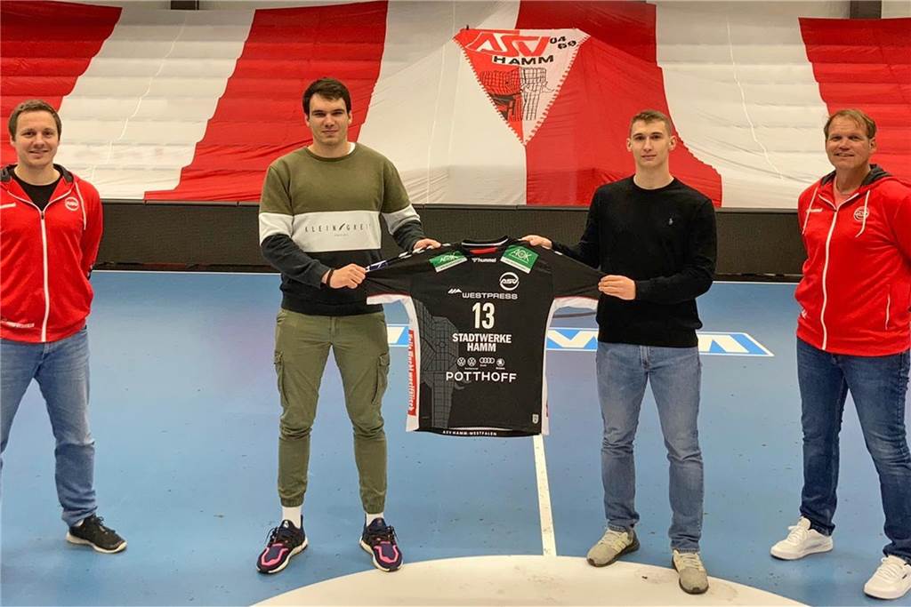 Konkurrenz belebt das Geschäft: ASV Hamm Westfalen bindet drei Top-Talente an sich Michael Lerscht (rechts) stellt die beiden Neuen Noah Moussa und Julian Fulda zusammen mit Dirk Schmidtmeier vor.