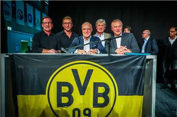 Michael Lusch (v.l.), Günter Kutowski, Michael Rummenigge, Frank Mill und Teddy de Beer waren einige der Protagonisten bei der Veranstaltung im Fußballmuseum.