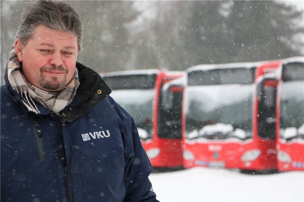 Über 200 VKU-Busse stehen still: „Man sah ganze Haltestellen nicht mehr“ Michael Magnus ist bei der VKU Verkehrsmeister im Außendienst und bei extremen Wetterlagen morgens ab 4 Uhr auf der Straße, um zu gucken, ob die Busse eingesetzt werden können.