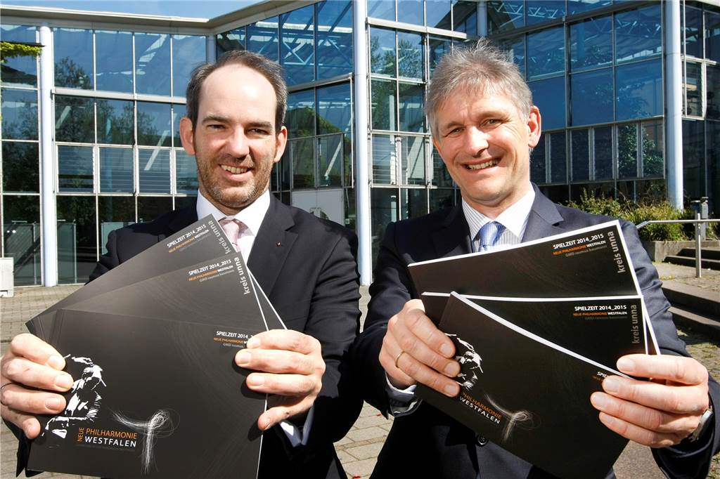 Michael Makiolla mit Rasmus Baumann vor der Kamener Stadthalle: Der Generalmusikdirektor bat den ehemaligen Landrat erfolgreich darum, den Vorsitz des Fördervereins der Neuen Philharmonie Westfalen zu übernehmen.