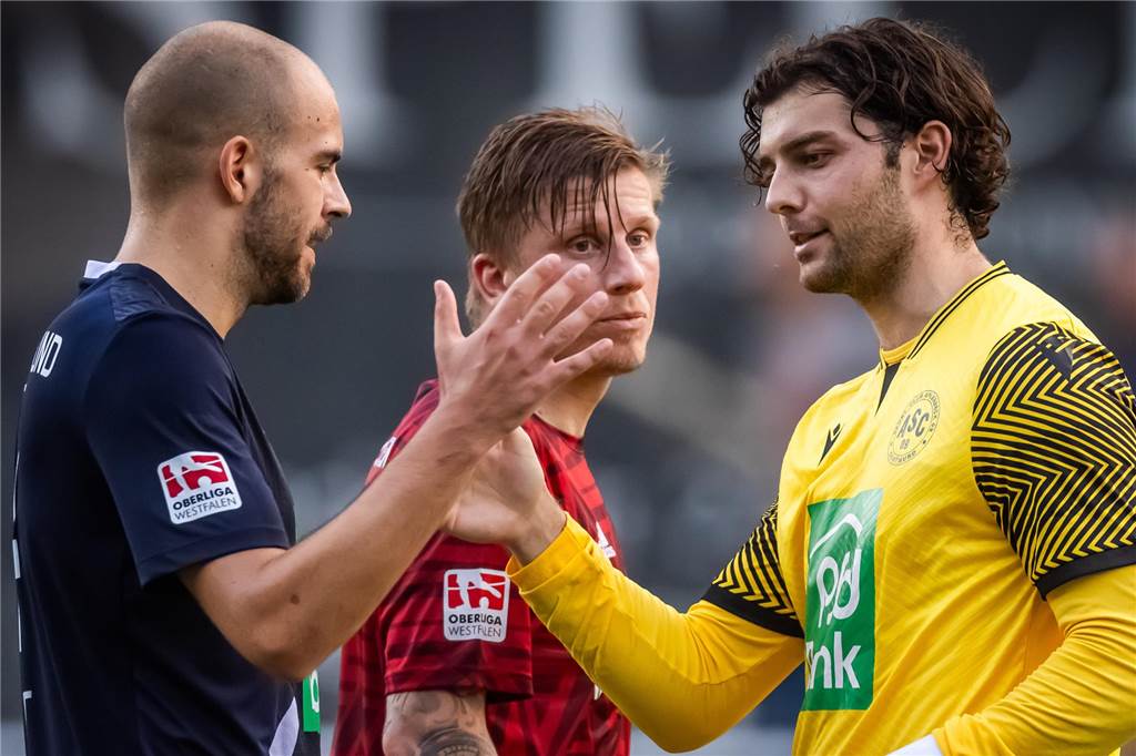 Spielplan der Oberliga Westfalen ist raus: Besonderer Termin für ASC 09 gegen Bövinghausen Michael-Marvin West (l.) und Joshua Mroß (r.) behielten am ersten Spieltag der zurückliegenden Saison die Oberhand über den TuS Bövinghausen.