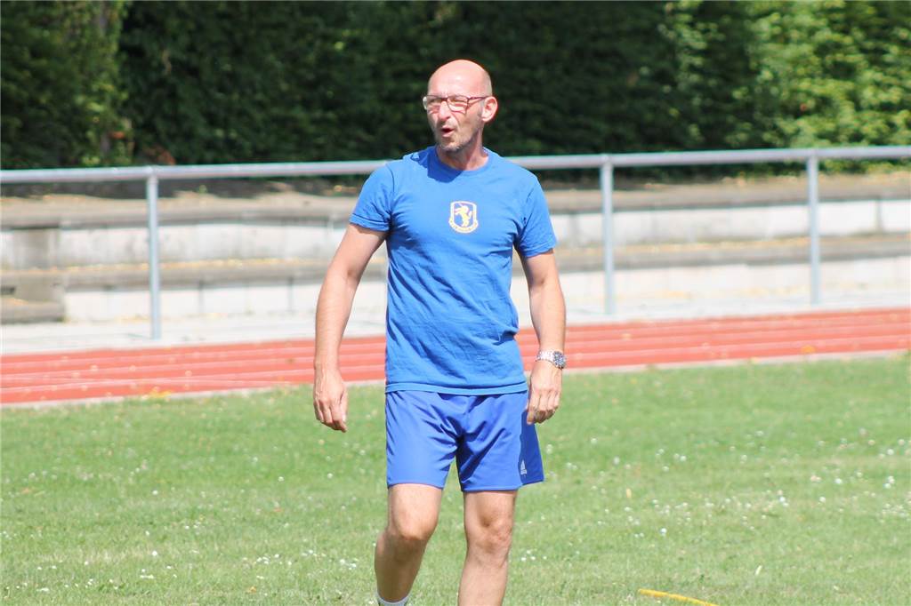 Skandal um spanischen Verbandspräsidenten: Wie gehen die Frauenteams im Kreis damit um? Michael Menne steht auf dem Fußballplatz