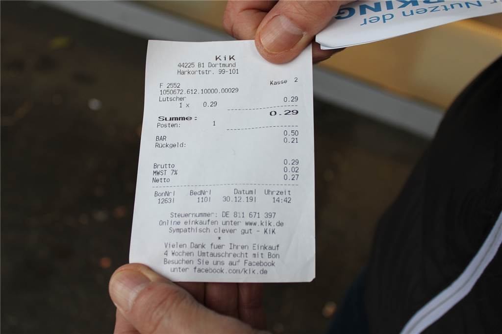 Kurioses Knöllchen vor der Kik-Filiale: 30 Euro Strafe für 10 Minuten parken Michael Meurer kaufte einen Lutscher für 29 Cent, um doch noch als Kik-Kunde zu gelten.