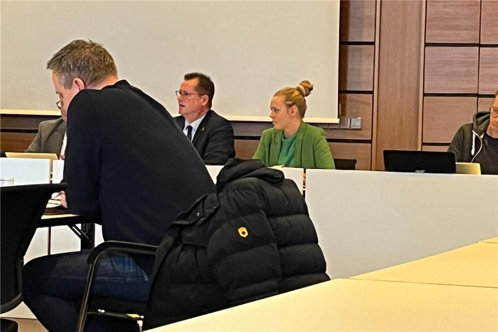 Hochwasserschutz an der Issel: „Sonst saufen wir ab“ Michael Michael Carbanje, Bürgermeister in Isselburg und stellvertretender Verbandsvorsteher des Zweckverbandes Hochwasserschutz Issel, sowie die Geschäftsführerin des Zweckverbandes Pia Scholten, unterrichteten den Bau- und Umweltausschuss der Gemeinde Raesfeld über die Aktivitäten des Zweckverbandes.
