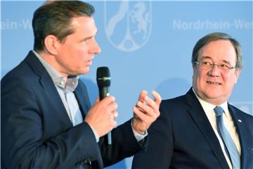 Michael Mronz und Armin Laschet (CDU), Ministerpräsident von Nordrhein-Westfalen, bei der Pressekonferenz. Foto: Federico Gambarini