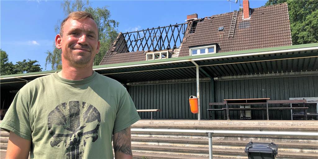 Verein wünscht sich Haus-Abriss - um dort Fußball zu spielen Michael Naujok, Vorsitzender der Alte-Herren-Abteilung im TuS Eving-Lindenhorst, wünscht sich ein Kleinfeld anstelle des abbruchreifen Hauses im Bildhintergrund