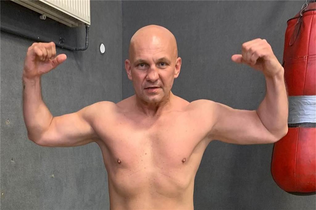 „Ohne Gnade“ schlägt wieder zu: Holzwickeder Profi-Boxer ist mit seinem Traum fast am Ziel Michael Oleschak bleibt als Profi-Boxer weiter ungeschlagen und boxt im Herbst um die Deutsche Meisterschaft.