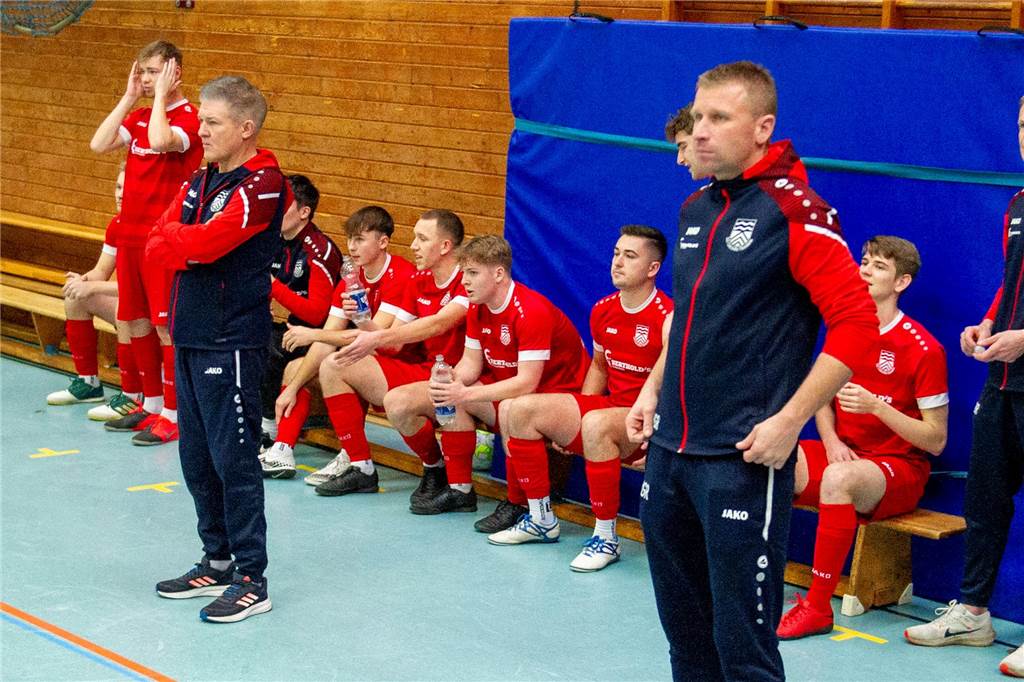 „Mich hat gefreut, dass er wieder dabei war“: Die Trainer-Fazits zur Hallen-Stadtmeisterschaft Michael Onnebrink (v.l.) und Concordia Flaesheim landeten am Ende auf Rang vier. Im Halbfinale habe seinem Team die Abgezocktheit vor dem Tor gefehlt, stellt der Trainer fest.