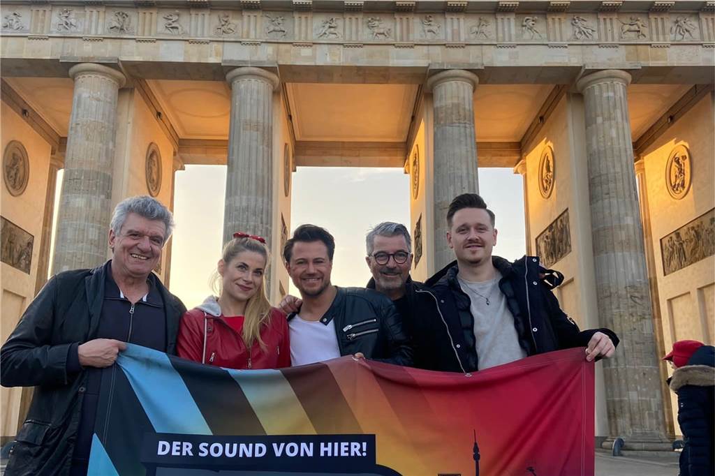 Radio Ruhrpott auf Tour: Erst zwei Shows in Unna ausverkauft, nun in Berlin Michael Ophelders, Rosaly Oberste Beulmann, Dimi Vasilliadis, Michael Kloßek und Kevin O‘Neal (v.l.) gehören zum Ensemble von Radio Ruhrpott. Sie hatten am Rande ihres Auftritts in Berlin Zeit zum Sightseeing.