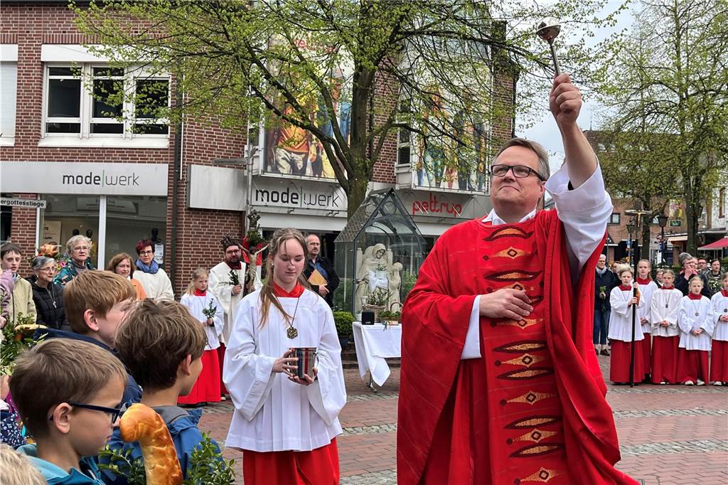 „Der Papst hat der Kirche den Tango beigebracht“ Pfarrer Ostholthoff segnet die Palmstöcke.