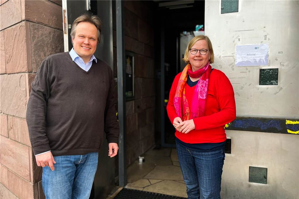 Über 500 Kirchenaustritte in Haltern: „Wir müssen mit der Zeit gehen“ Michael Ostholthoff und Merle Vokkert stehen vor dem Eingang der St. Marienkirche in Haltern. Die Tür im Hintergrund steht offen.