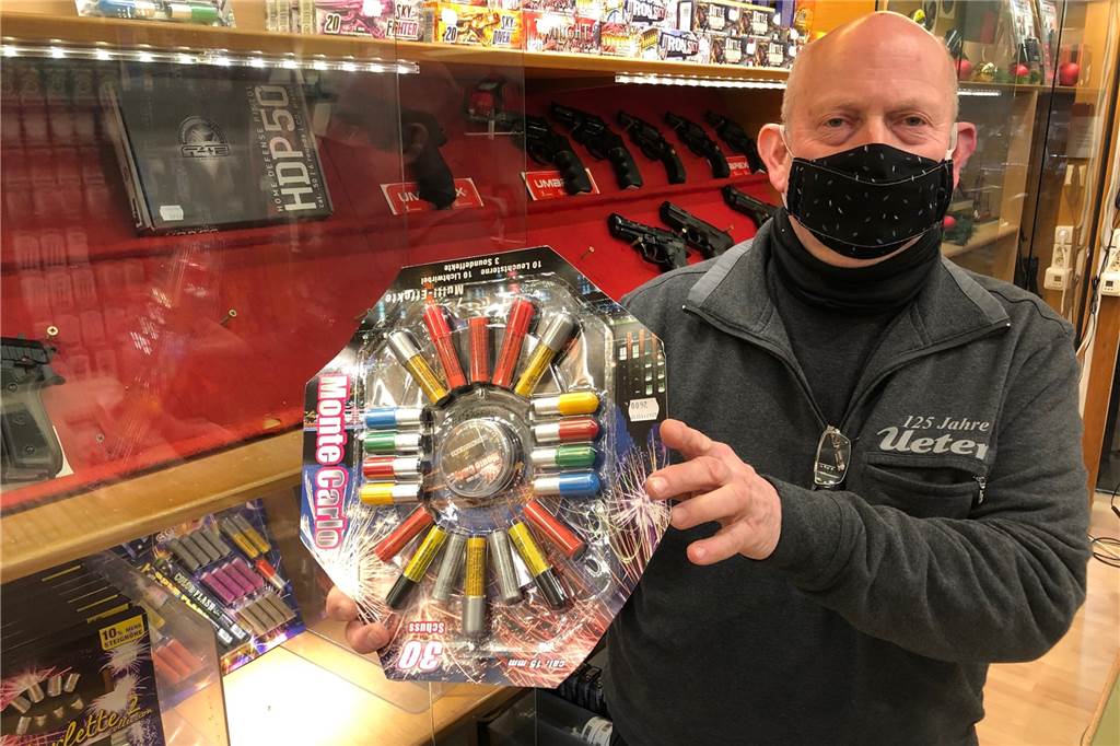 Werne und das Virus: Die Corona-Chronologie im Rückblick (Teil 3) Michael Peters, Inhaber des Geschäfts Ueter, verkaufte weiterhin Pyrotechnik und Leuchtmunition zu Silvester. Das war nicht nur erlaubt, sondern auch nichts Verwerfliches, wie er auf die harsche Kritik erklärte.