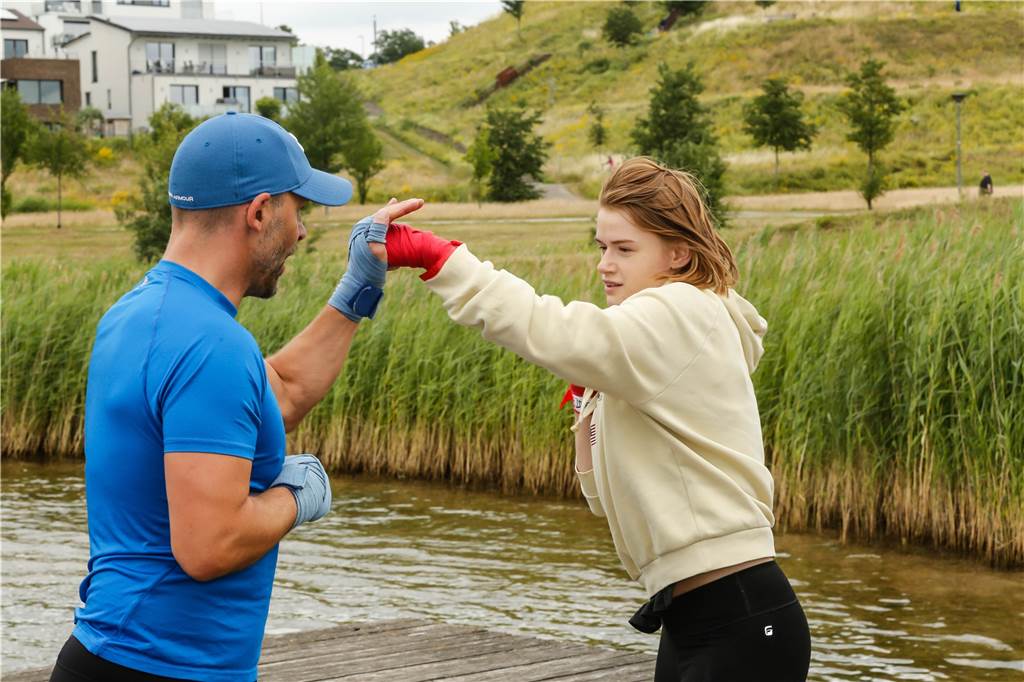 Mit dem Fitnessprofi zum „Hintern aus Stahl“: Kostenloses Sportprogramm am Phoenixsee Michael Polte weist Autorin Paulina Würminghausen ins Boxtraining ein.