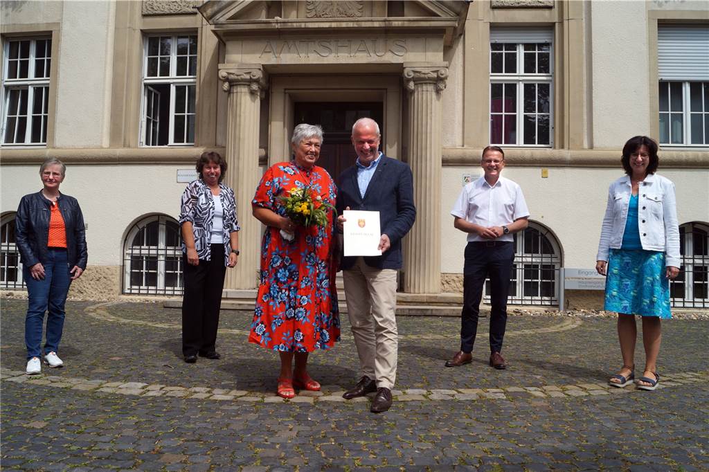 Michael Reckers (M.) mit seiner Frau Lisa wurde auch von der Stadtverwaltung in den Ruhestand verabschiedet. Alles Gute wünschten Personalrätin Brigitte Althoff-Rörig (v.l.), Beigeordnete Sylvia Engemann, Bürgermeister Thomas Orlowski und Personaldezernentin Jutta Röttger.