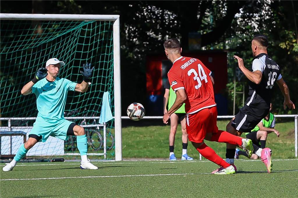Derby zwischen Hombruch und Hannibal bietet Spektakel Michael Reznik (l.) im Hannibal-Tor musste viermal hinter sich greifen.