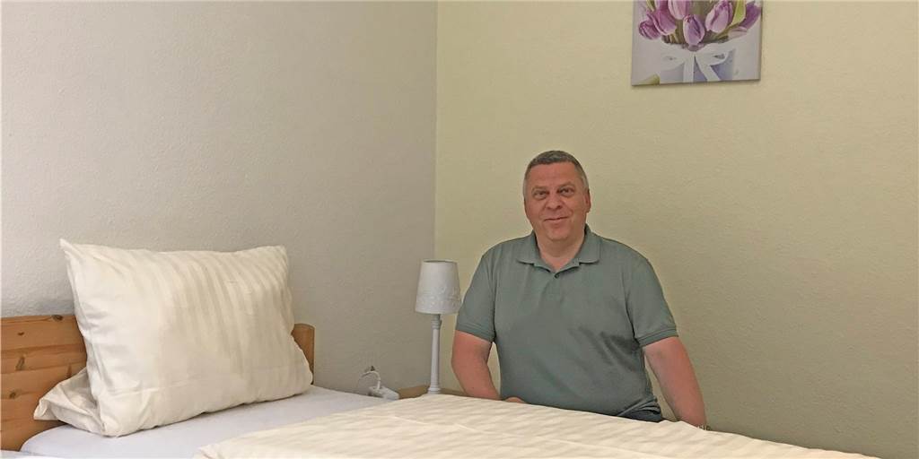 Michael Ruhnau in einem der insgesamt 17 neugestalteten Zimmern.