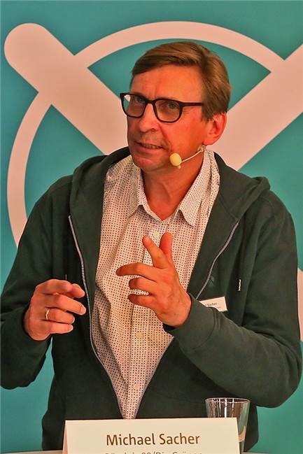 Michael Sacher (Bündnis 90/Die Grünen) zum Ausbau von Fernstraßen: „Wer Asphalt säht, erntet Verkehr.“