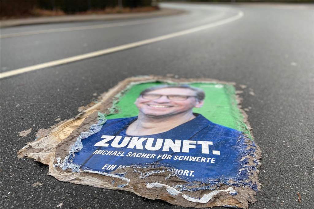 Unbekannte demolieren Wahlplakate: „Neue Dimension von Zerstörungswut“ Ein zerstörtes Wahlplakat liegt am Boden. Es zeigt den Grünen-Bundestagskandidaten Michael-Sacher.