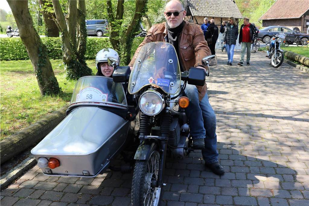 Show der Motorrad-Oldtimer vor prächtiger Kulisse Michael Schmidt fährt eine MZ TS 2501 mit Seitenwagen.