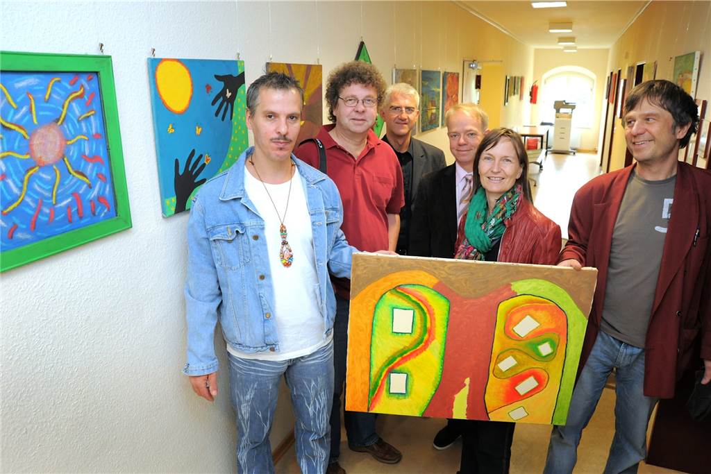 Michael Scholly (l.) stellte 2012 seine Bilder, die er hinter Gittern gemalt hatte, im Amtsgericht in Schwerte aus.