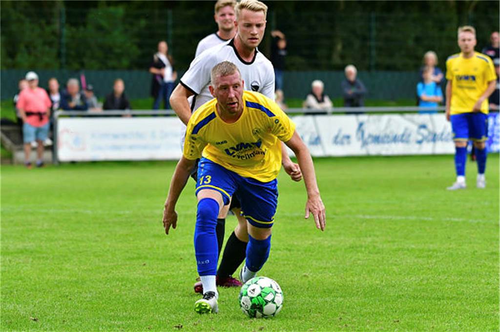 Herausforderung nach Packung in der Liga: SV Herbern im Pokal gegen Westfalenligist Kinderhaus Michael Schulte am Ball.
