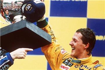 Michael Schumacher feiert seinen ersten Formel-1-Sieg 1992 auf der Rennstrecke im belgischen Spa-Francorchamps.