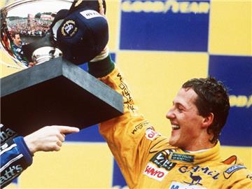 Michael Schumacher feiert seinen ersten Formel-1-Sieg 1992 auf der Rennstrecke im belgischen Spa-Francorchamps. Foto: epa