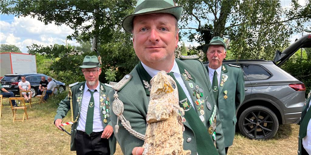 Schützenfest Feldmark: Der neue König Michael Seidel im ersten Interview (mit Video) Michael Seidel - neuer Schützenkönig in Dorsten-Feldmark - präsentiert das Herz des Holzvogels, dass er kurz zuvor von der Stange geschossen hatte.