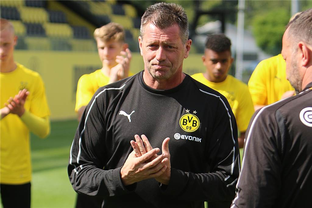 U19-Trainer Michael Skibbe: Was er sich für seine Zeit beim BVB vornimmt Michael Skibbe sagt: „Ich bin ein kommunikativer Typ, wahre aber auch immer eine gewisse Distanz.“